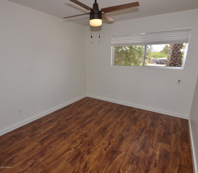 Building Photo - 614 N Medford Dr