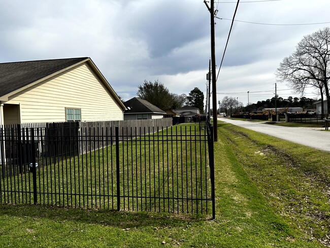 Primary Photo - 21441 W Wallis Dr