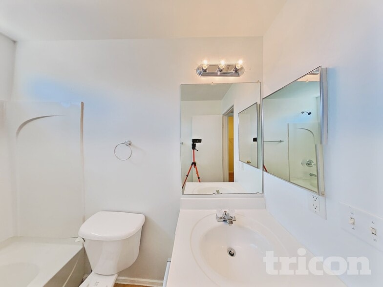 Building Photo - 3921 W Irwin Ave