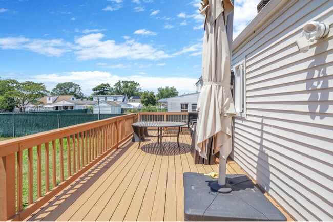 Building Photo - 722 N Ascan St