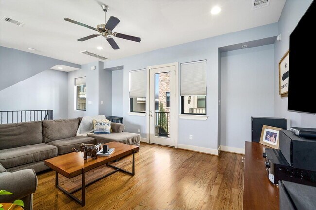 Building Photo - 3 Bed Single Family Home for Rent in EaDo Houston TX 77003 with Attached 2-Car Garage