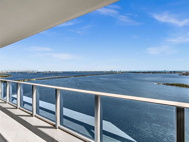 Building Photo - 700 NE 24th St