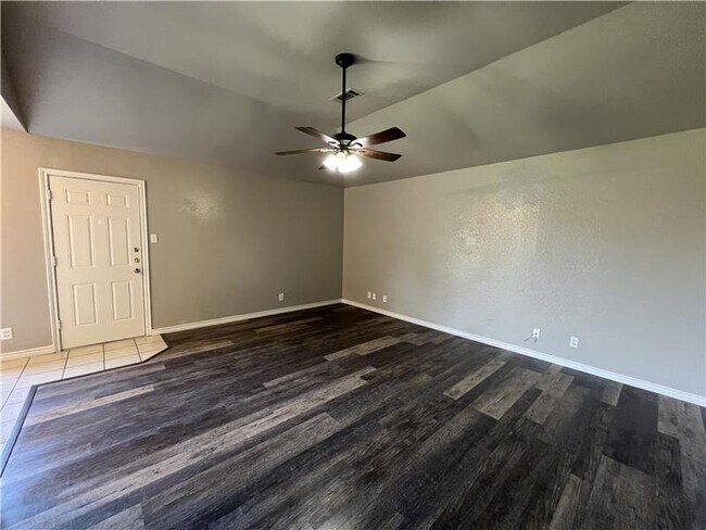 Building Photo - 3607 Crescent Dr