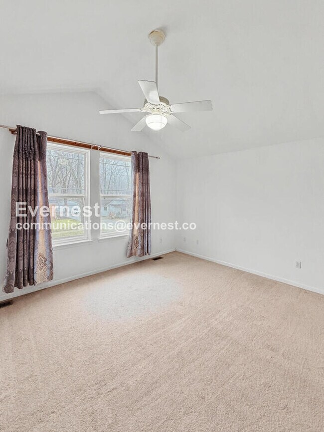 Building Photo - Spacious 3 Bed, 2.5 Bath Home with Fenced Yard and Attached Garage