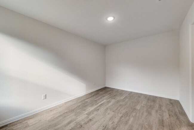 Building Photo - 712 W 19th St