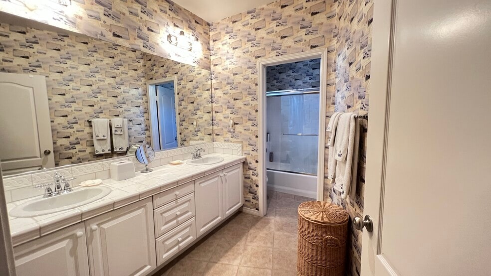 Guest Bathroom - 4353 Waterside Ln
