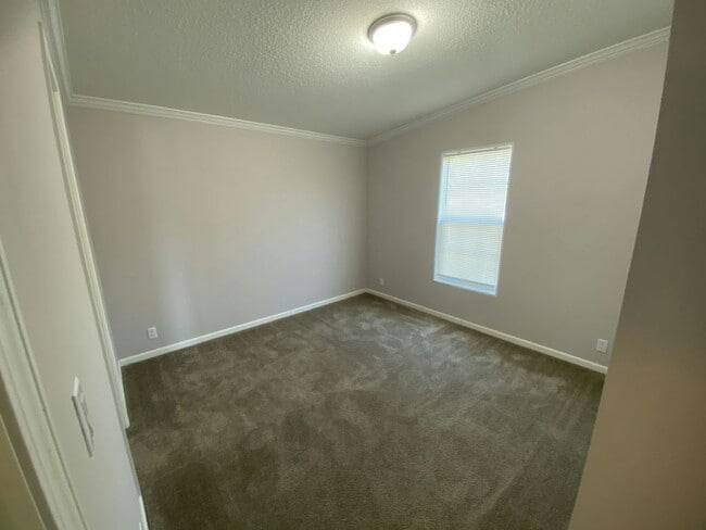 Building Photo - 517 Remann Rd