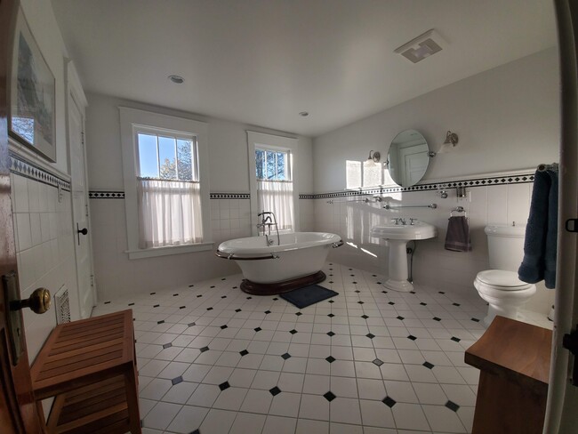 Master Bathroom - 82 Hungerford Terrace