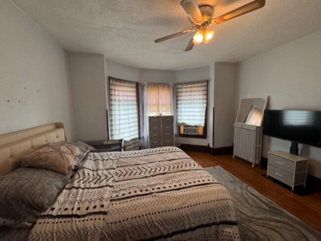 Building Photo - 1217 W Allen St