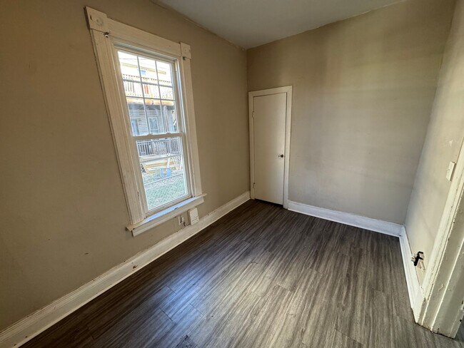 Building Photo - 615 44th St