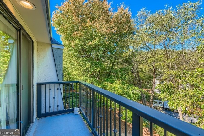 Building Photo - 3302 Pine Heights Dr NE