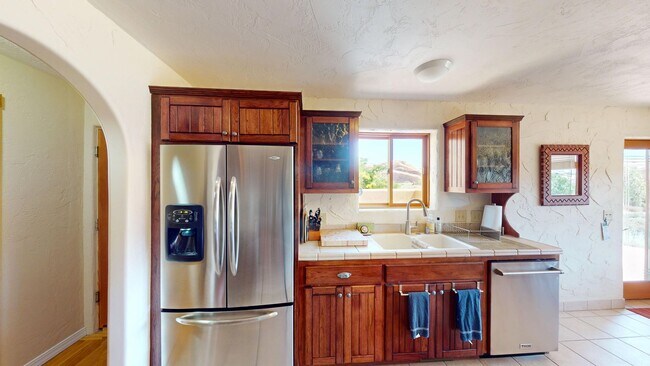 Building Photo - Custom Adobe style home in exclusive Navajo Ridge