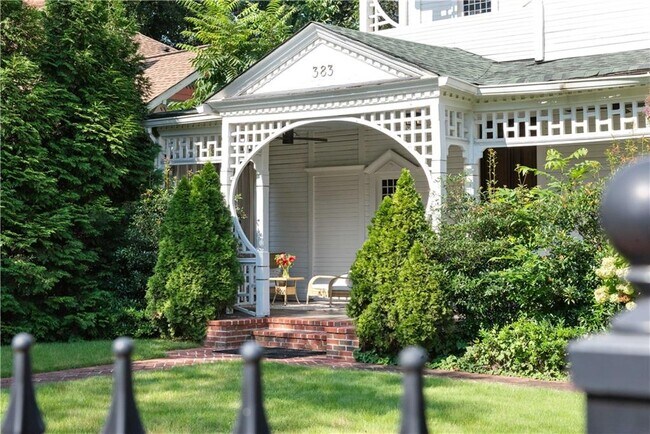 Building Photo - 383 Park Ave SE