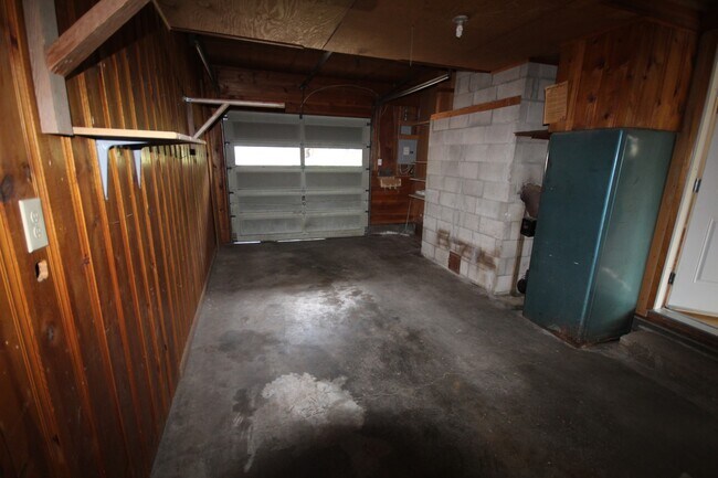 Building Photo - AVAILABLE SHORT TERM! Midtown 3 Bedroom Ho...