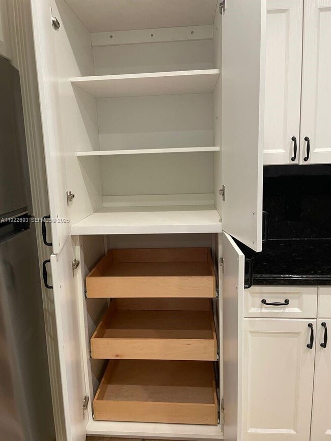 Building Photo - 3141 N Palm Aire Dr