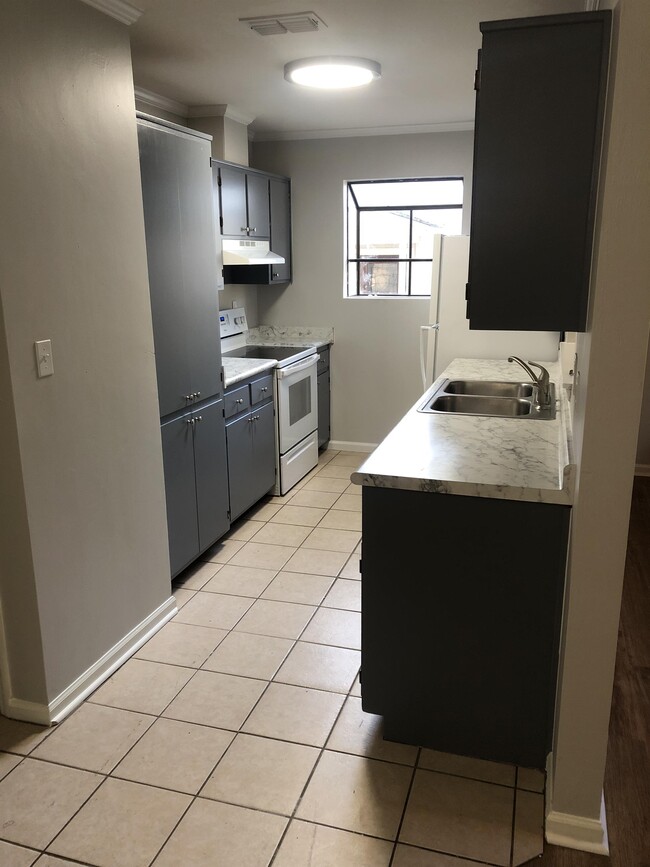 Building Photo - 1095 Rockbrook Ct