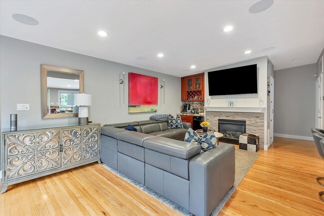 Building Photo - Gorgeous Vibrant Home In Santa Clara