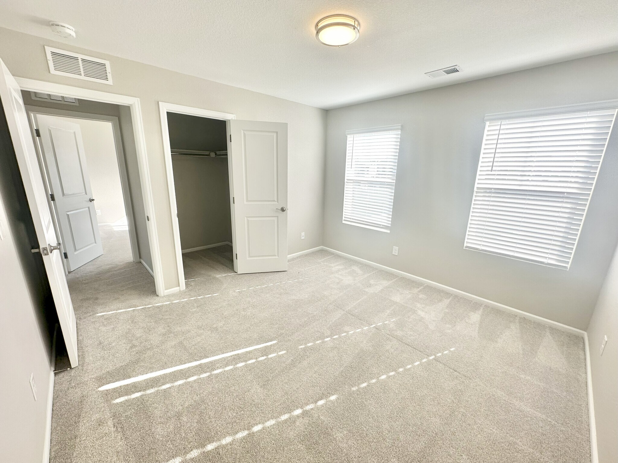 Building Photo - 870 Golden Peak Dr