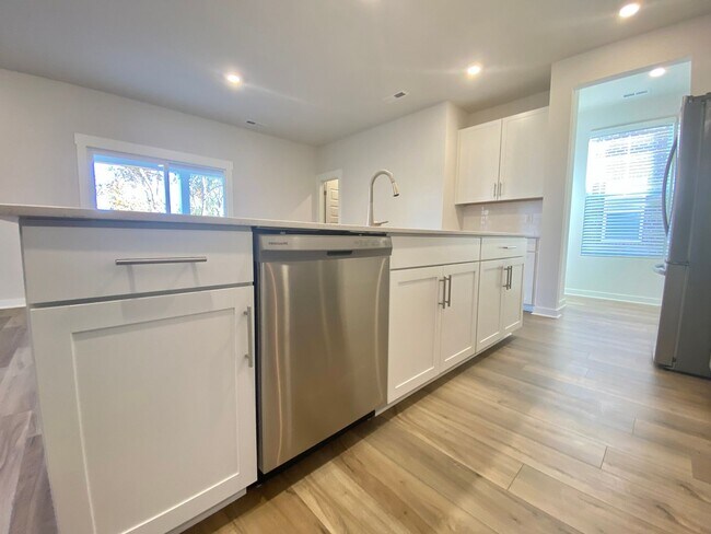 Building Photo - “Modern comfort meets Murfreesboro charm —...