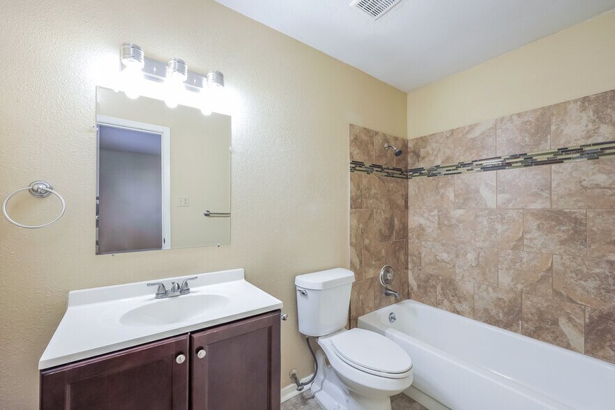 Building Photo - 7531 Lago Frio