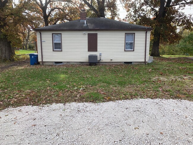 Building Photo - 3315 Valley Dr