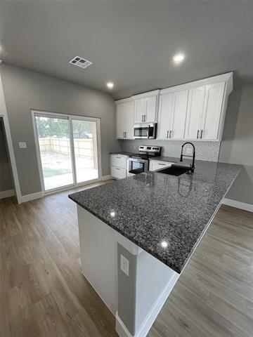 Building Photo - 626 W Florence St