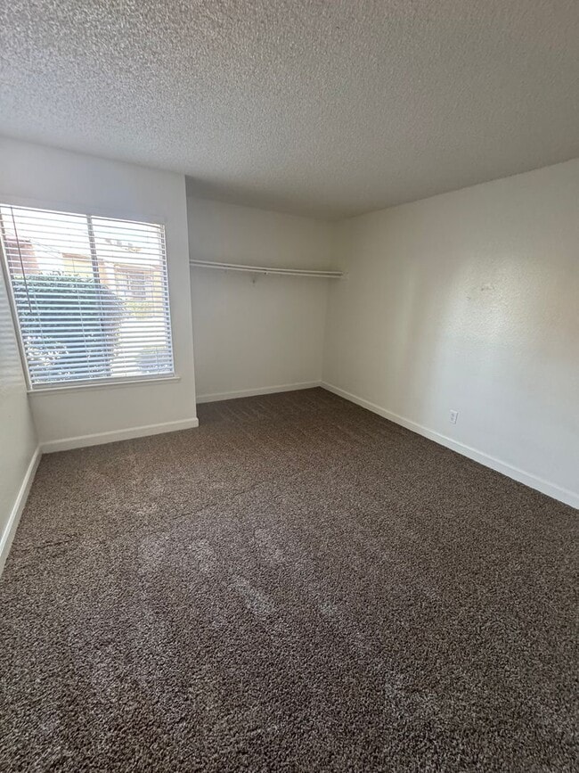 Building Photo - Downstairs Visalia apartment move in ready!