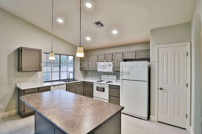 Building Photo - 4230 E Woodland Dr