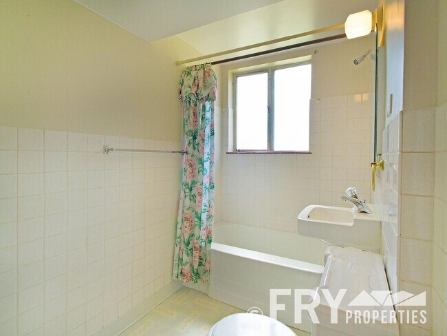 Building Photo - Raised Ranch with Second Kitchen in Prime Location