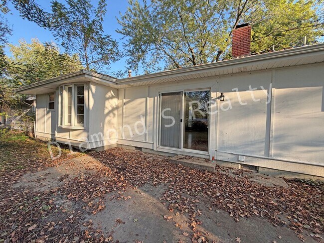 Building Photo - Charming 3 bedroom Home near Hwy 65 and Ch...