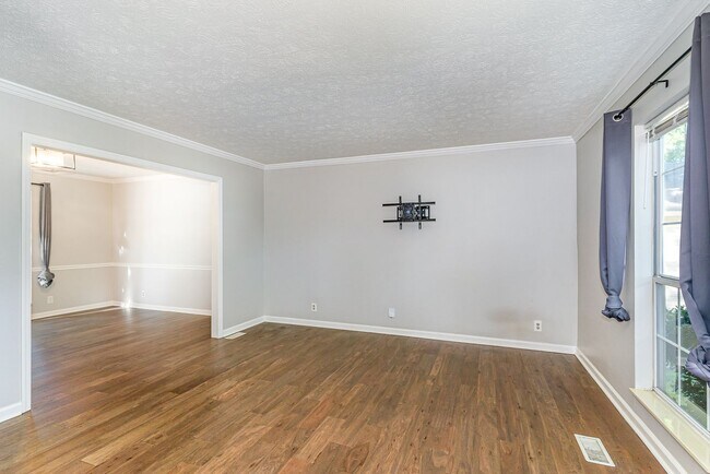 Building Photo - Beautifully maintained and move-in ready 3BR/2.5BA