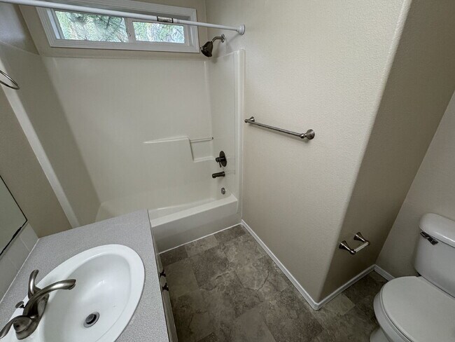 Building Photo - 1/2 OFF 3rd Month's Rent!!  Beautiful 4 Bedroom Clackamas Home