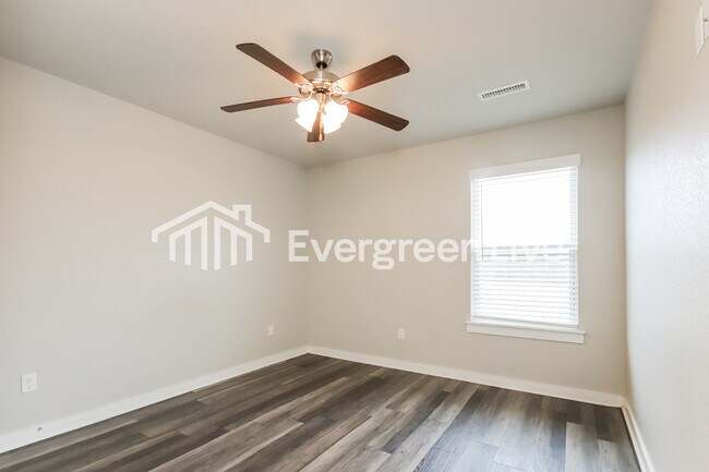 Building Photo - 428 N Wyandotte St