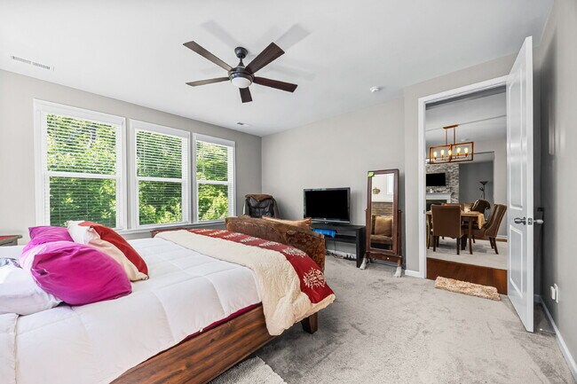 Building Photo - Amenity-Rich Neighborhood!