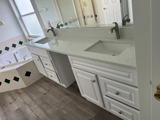 Building Photo - 725 Hawk Ln