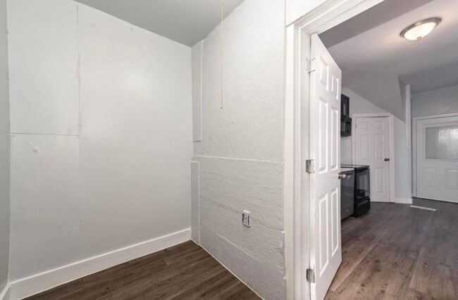 Building Photo - E. WALNUT HILLS - Cute 2 bed in upper of 2 family