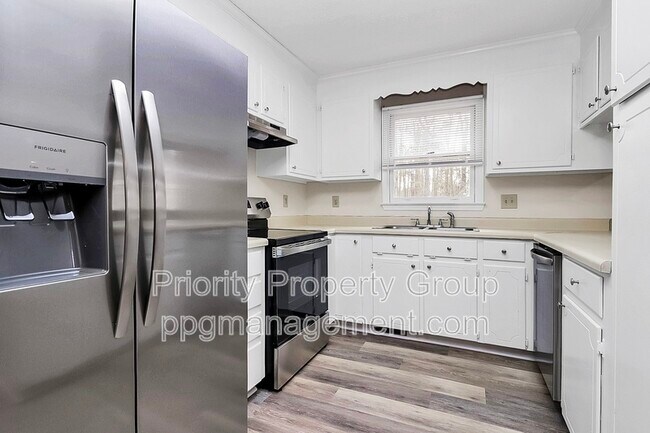 Building Photo - 225 Pineland Ave