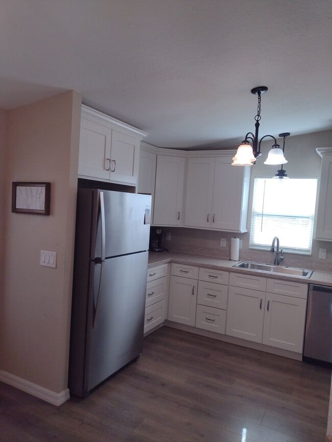 Building Photo - Remodeled Home in the Villages-Move in Ready