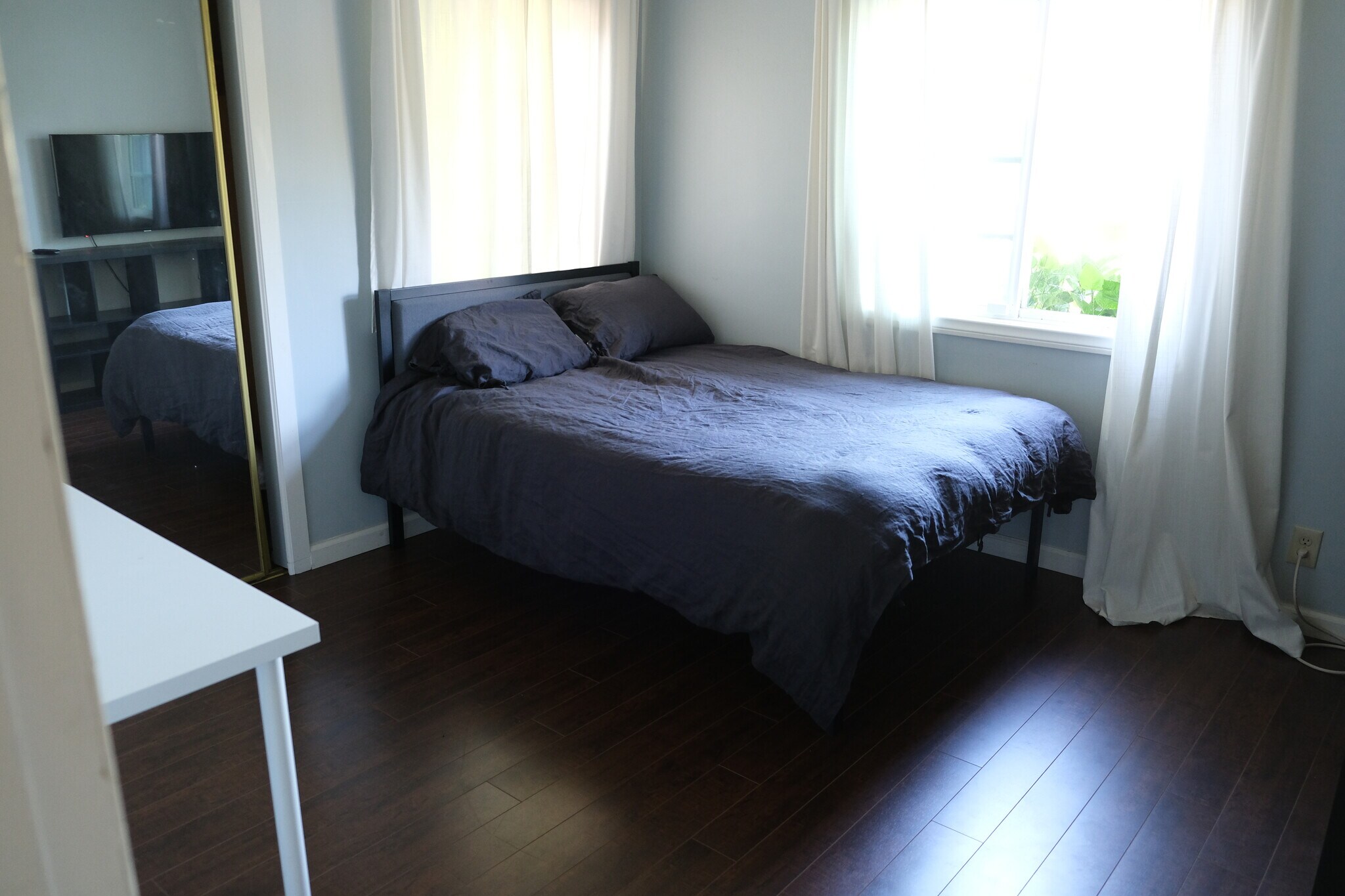 Full-size bed - 1243 N Alexandria Ave