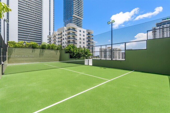 Building Photo - 700 NE 24th St