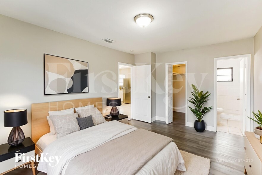 Building Photo - 18000 NW 6th Ct