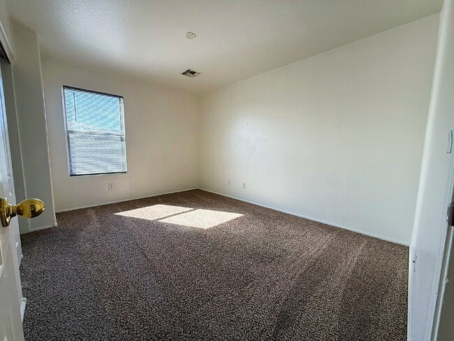 Building Photo - Spacious & Stylish in the Heart of Surprise!