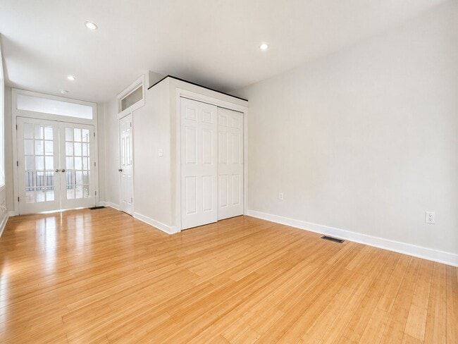 Building Photo - Bright Bi-Level 1 Bedroom with Finished Basement & Private Backyard in Graduate Hospital