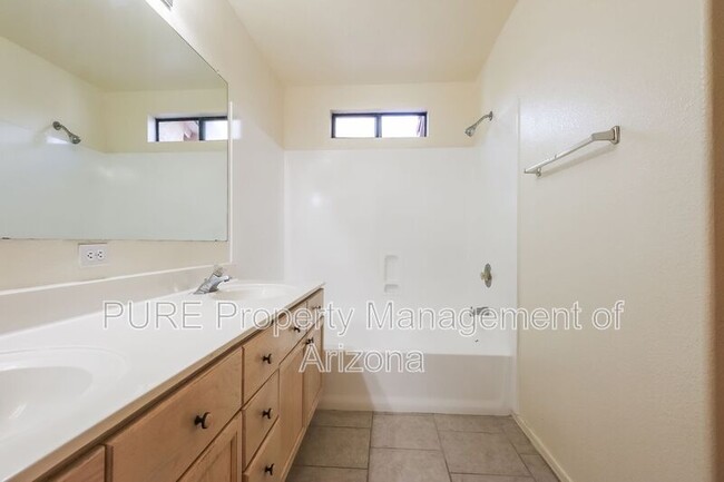 Building Photo - 1117 W Mango Dr