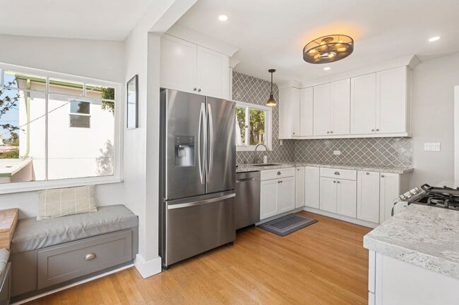 Building Photo - Spacious and conveniently located 2b/2bath single family home, available for Mid-January 2026!!!!!