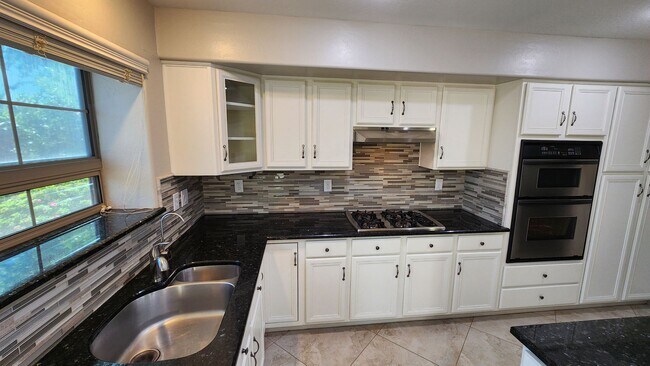 Building Photo - 4 Bedroom Home in the Kerby Estates Commun...