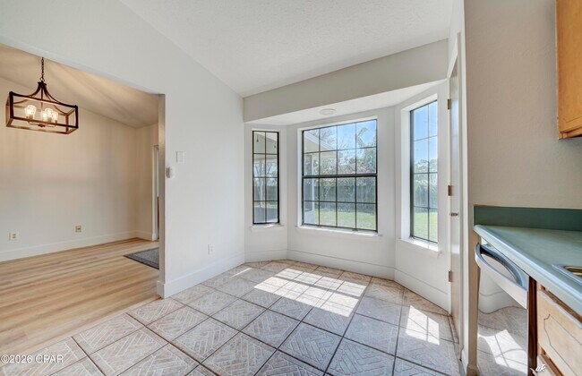 Building Photo - 307 Fan Palm Pl