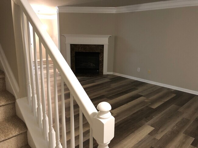 Building Photo - 815 Crestwell Cir SW