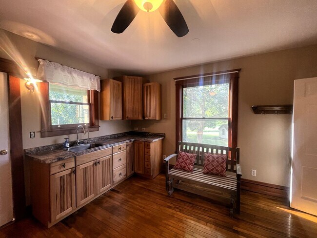 Building Photo - Charming Country Home
