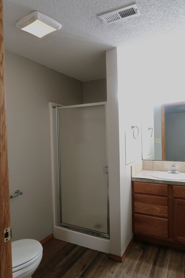 Building Photo - Beautiful 4 Bedroom 3 Bathroom Home